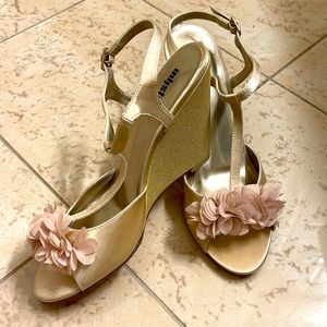 WOMENS KENNETH COLE UNLISTED GOLD SATIN & TULLE T-STRAP WEDGE SANDALS SIZE 10